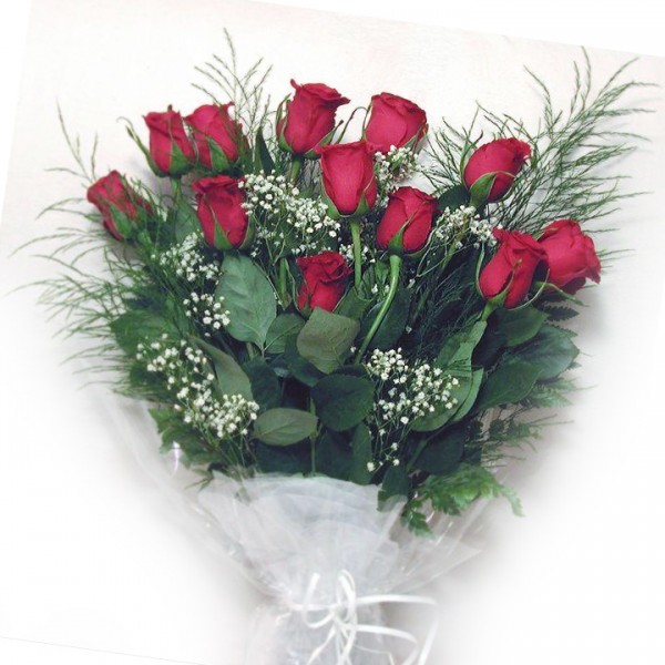 Emballage comprenant douze roses de qualité supérieure, un beau feuillage  ainsi que du soupir de bébé (petite fleurs blanches) entourée de limonium.  Choix de roses rouges, roses, jaunes, blanches ou pêche.